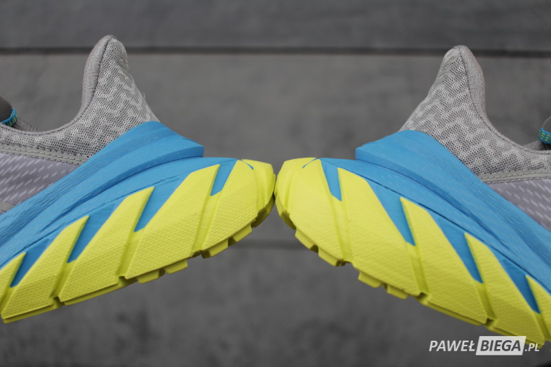Hoka TenNine - tyłem