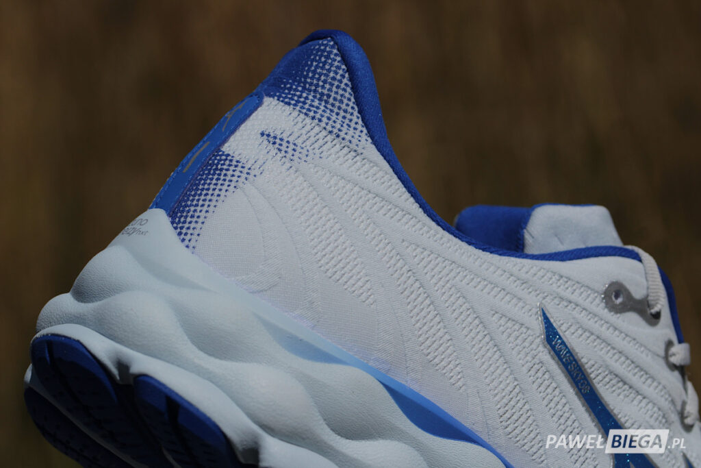 Mizuno Wave Sky 8 - zapiętek