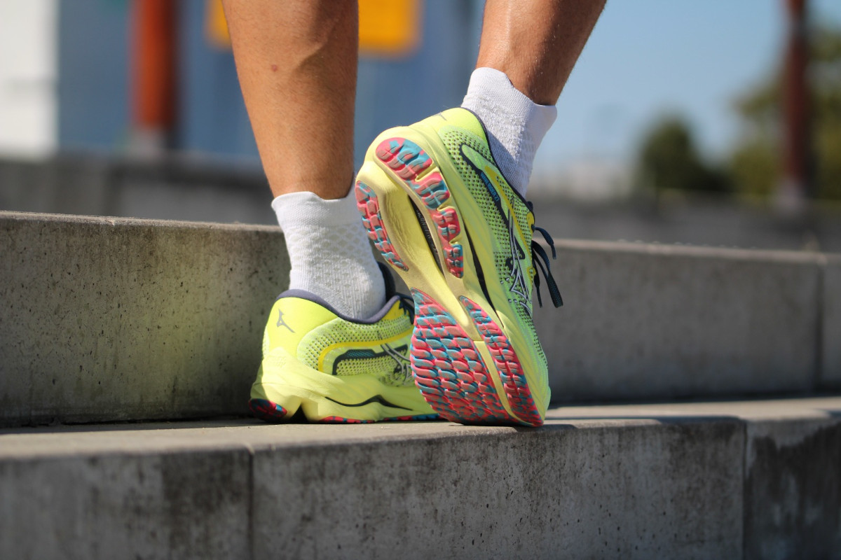 Buty do biegania Mizuno na schodkach