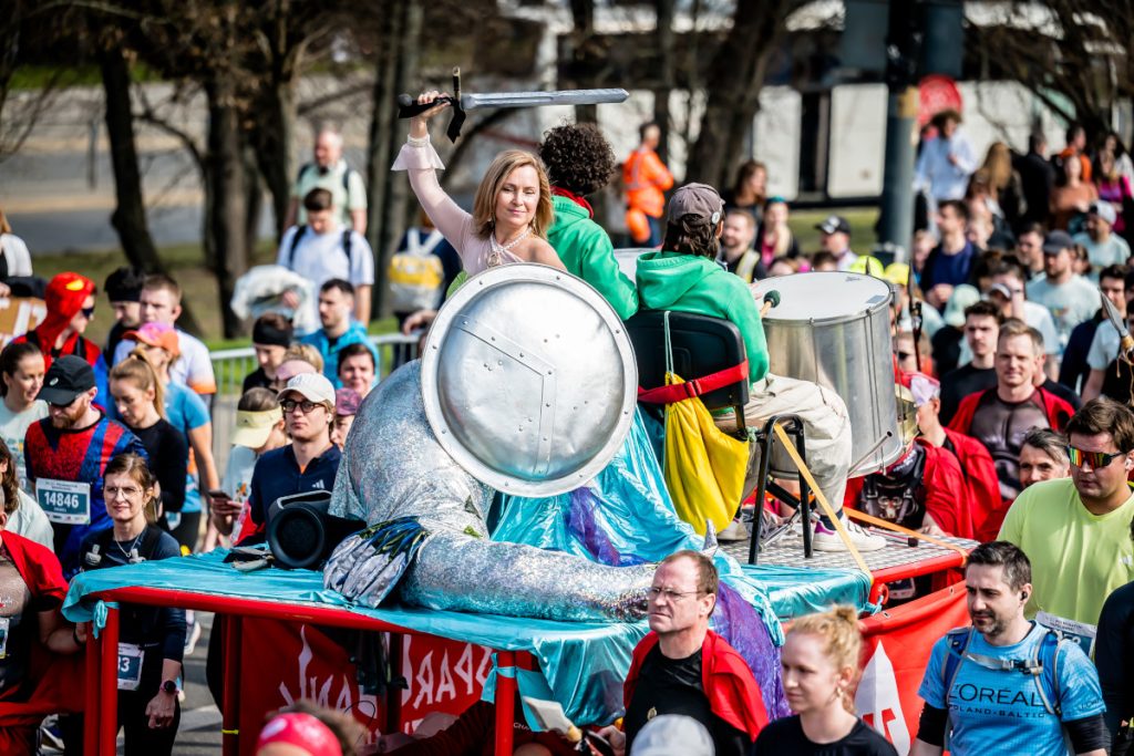 116 123 Półmaraton Warszawski - kibice syrenka