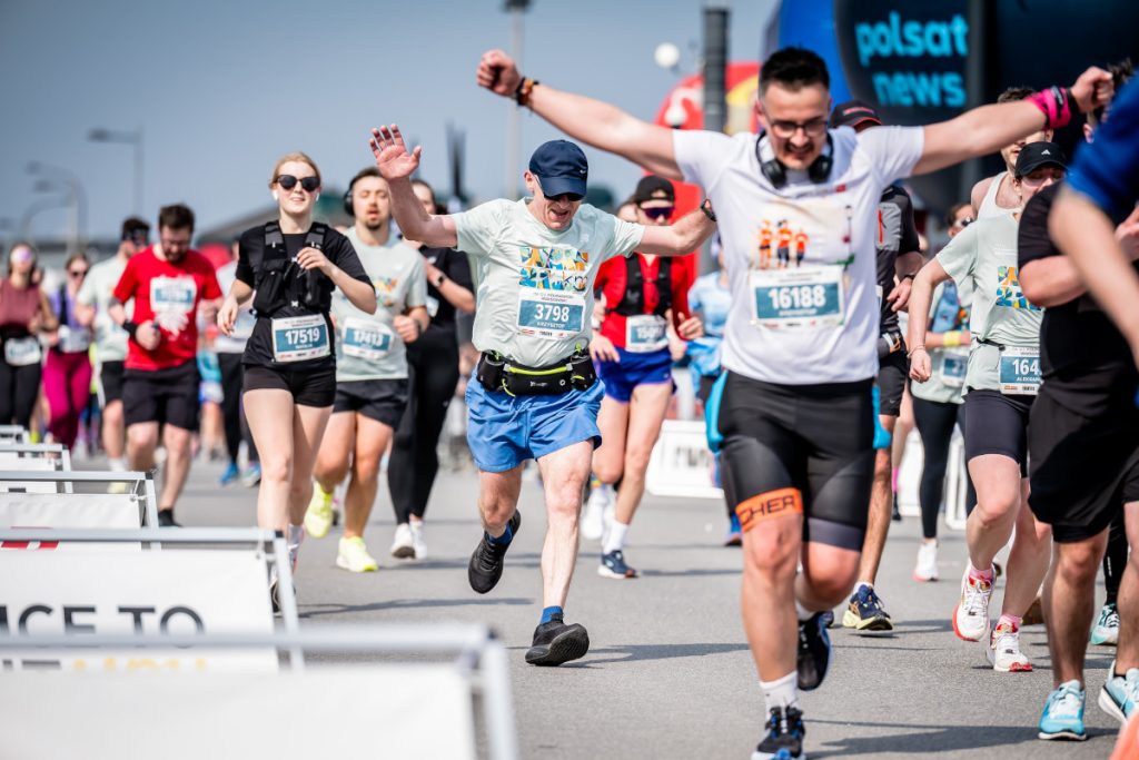 116 123 Półmaraton Warszawski - radość na ostatniej prostej