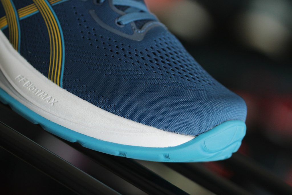 Asics Gel-Cumulus 28 - przód buta