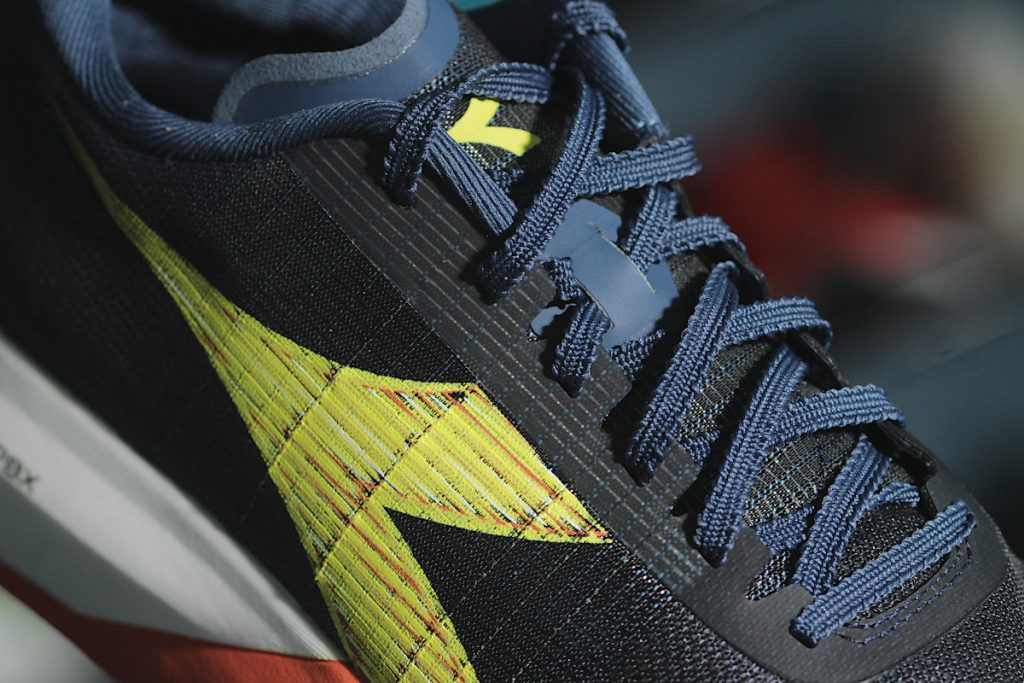 Diadora Gara Carbon 3 - sznurowanie