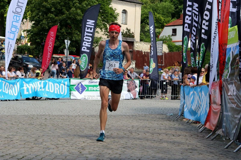 Biegacz w koszulce na ramiączkach