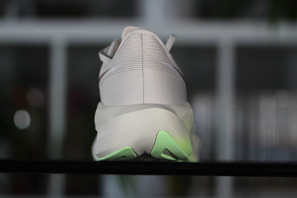 Asics Novablast 6 - tyłem