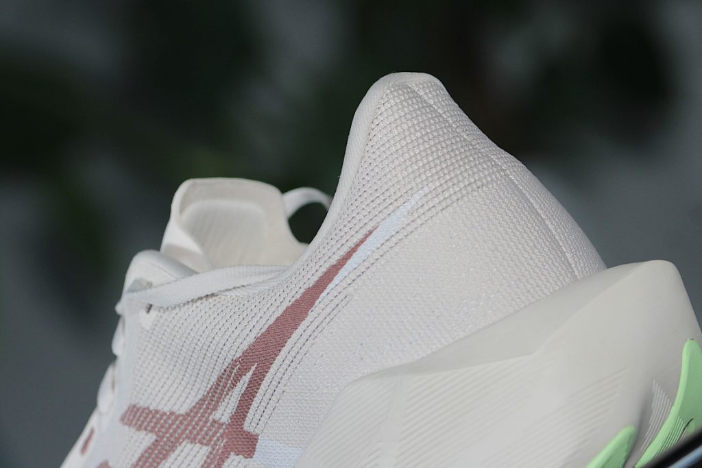 Asics Novablast 6 - zapiętek