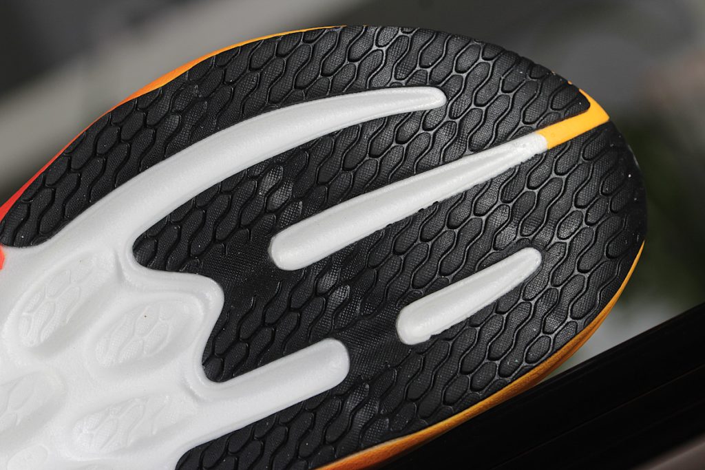 New Balance 1080 v15 - bieżnik